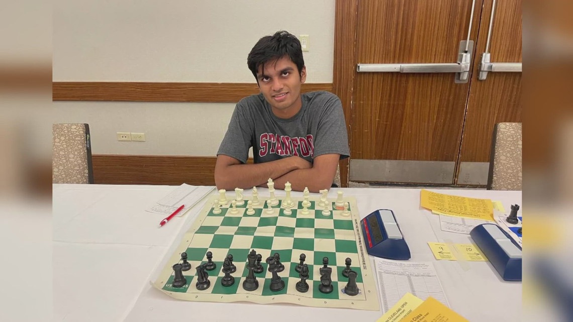 Chess-playing teen gives back to community