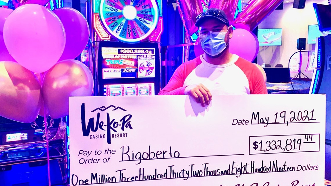 Mesa man hits it big at Arizona casino | 12news.com
