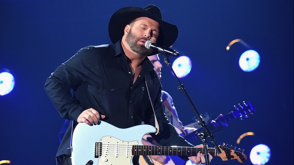 Here's how to get tickets to see Garth Brooks in Phoenix | 12news.com