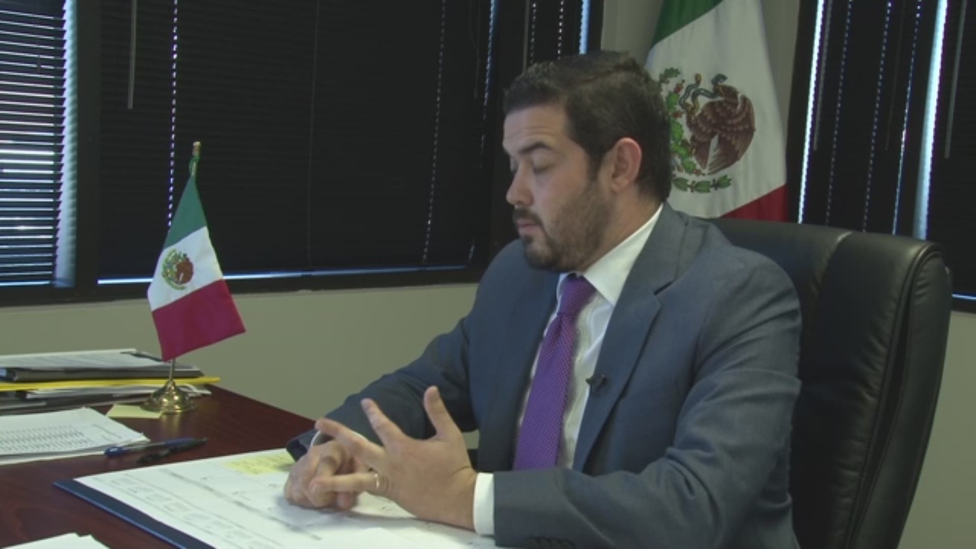 El C�nsul, F�lix Herrera explica algunos aspectos en los que el consulado apoya a los mexicanos en la parte administrativa del departamento de protecci�n.