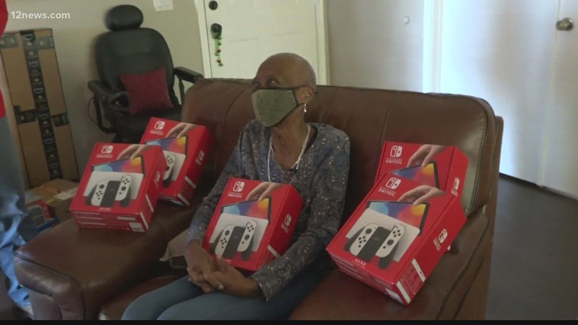Nenek Arizona mencoba mengembalikan konsol Nintendo Switch yang diberikan kepadanya secara tidak sengaja, tetapi Target berterima kasih padanya dan memberinya hadiah