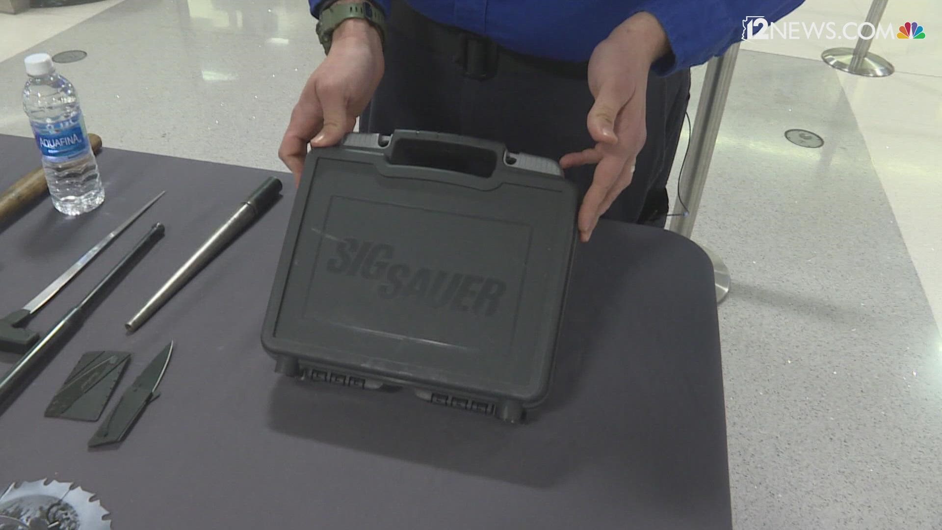 Seorang pejabat TSA memandu kami tentang cara mengemas senjata api dengan benar di bagasi Anda.
