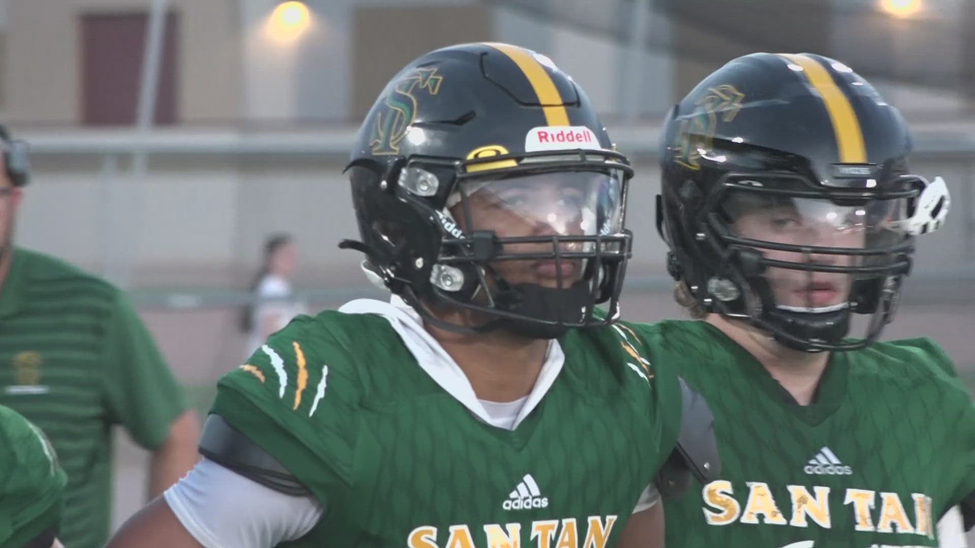 Friday Night Fever turns the spotlight on a WR-turned-QB and then brings you highlights from San Tan Charter's win over Shadow Mountain. Watch it all above.