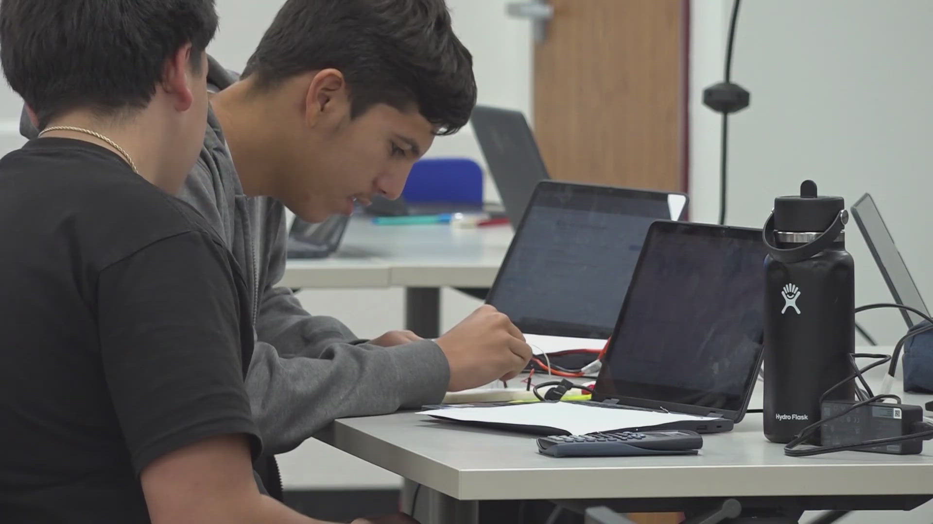 Hamilton High School launched a semiconductor class to prepare students for Arizona’s growing chip industry.
