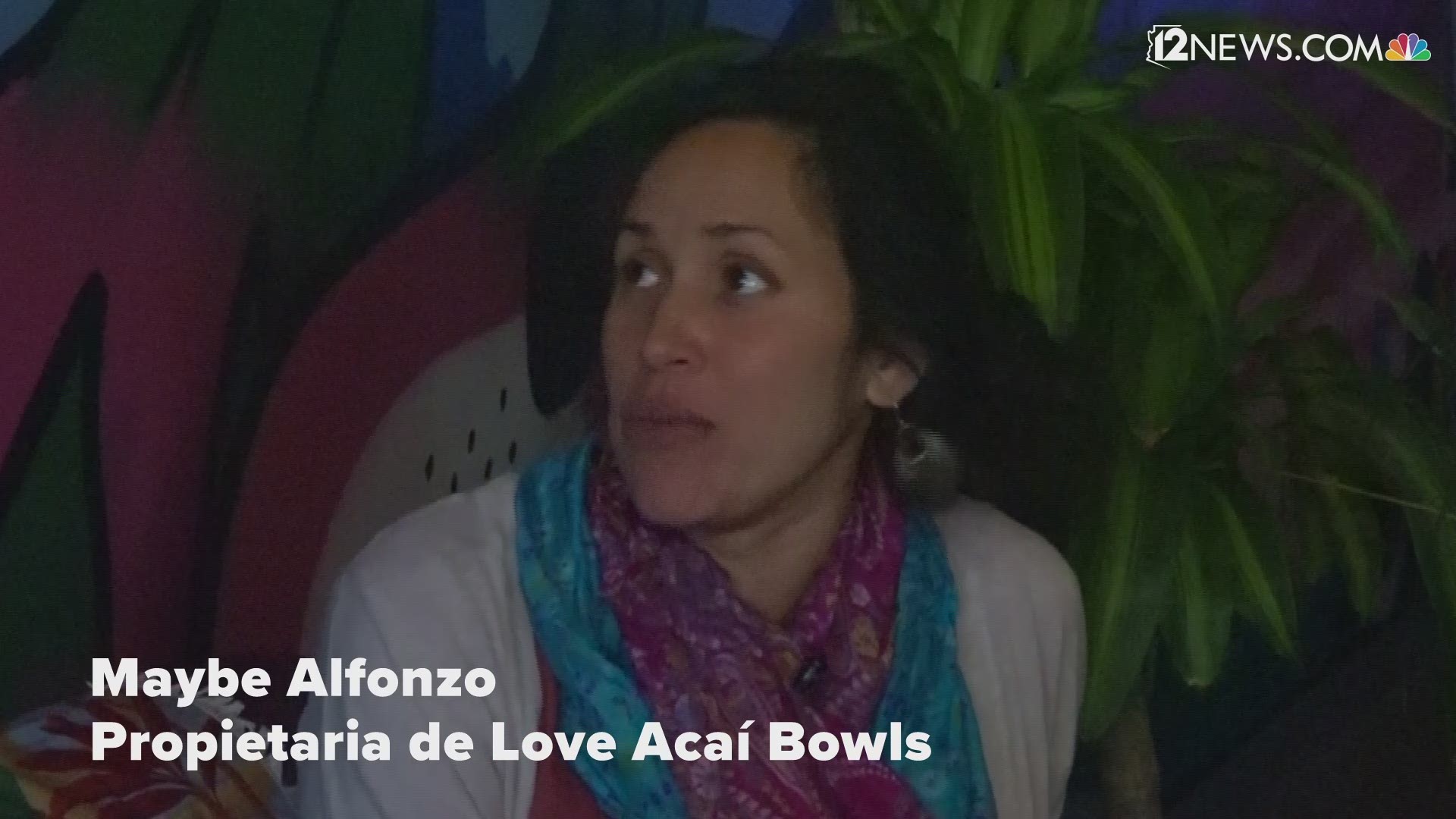 Maybe Alfonzo, propietaria de Love Acaí Bowls, explica lo que es el acaí.