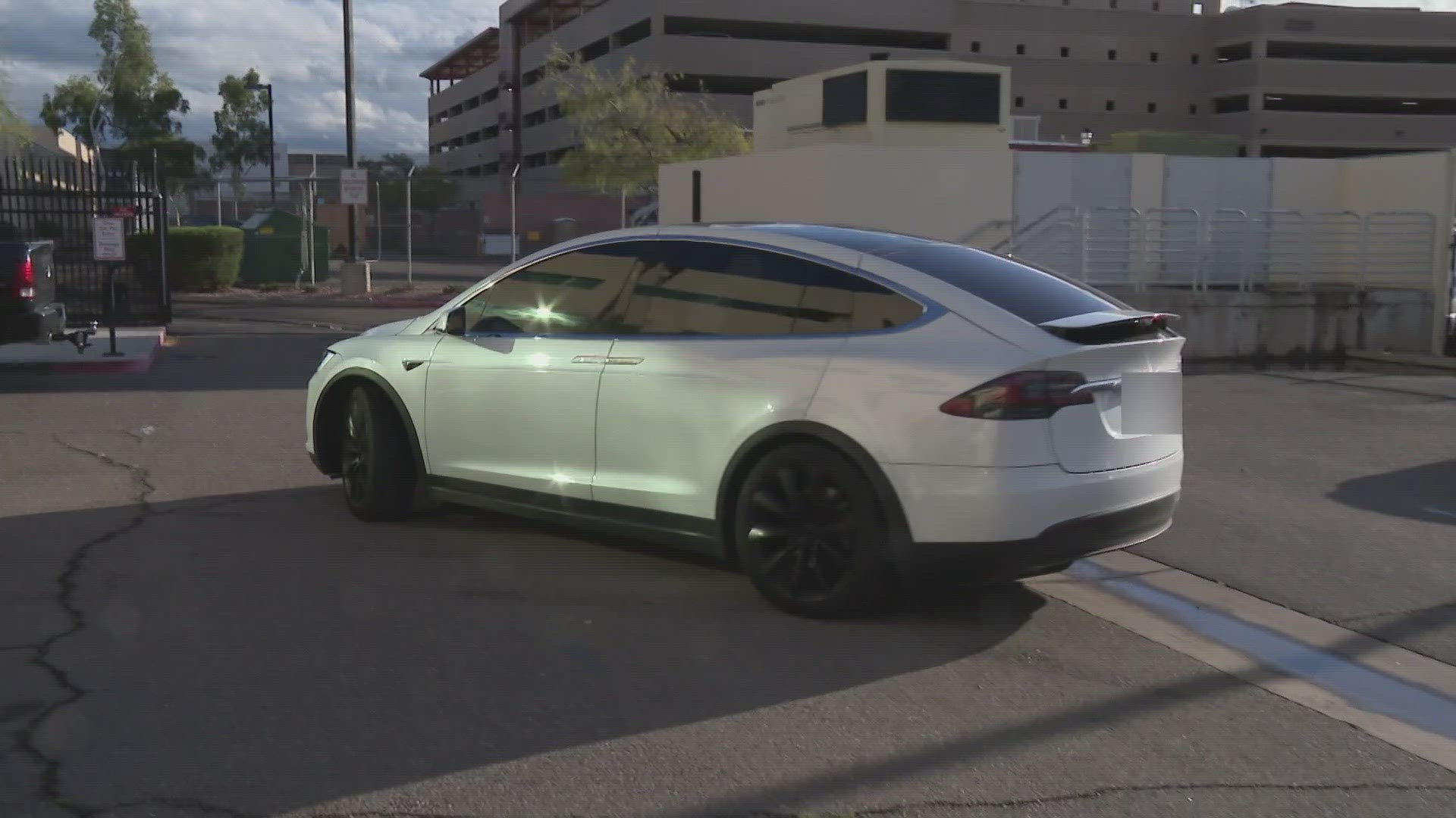 Video shows an MCSO deputy driving the Renner family car through a back gate to seemingly avoid cameras. MCSO say the escort was not done on behalf of the court.