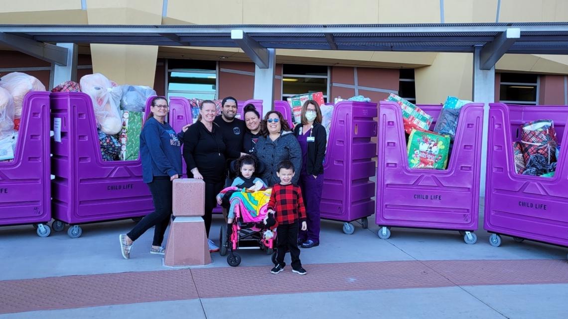 Keluarga Valley menyumbangkan mainan ke rumah sakit yang merawat putrinya