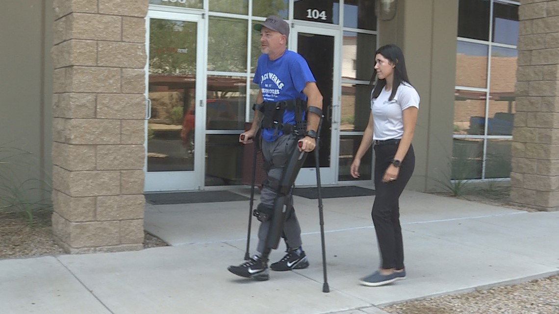 Veteran lembah bisa berjalan lagi dengan menggunakan teknologi exoskeleton