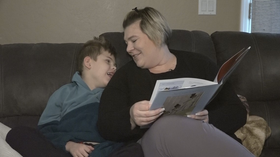 Keluarga berjuang untuk menyelamatkan program Arizona membantu anak-anak cacat