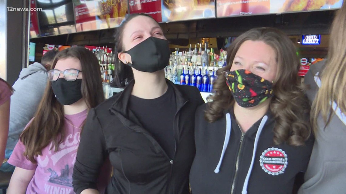 'Thank you for being you': Struggling Phoenix server gets loving gift from coworkers, customers - Vimarsana News