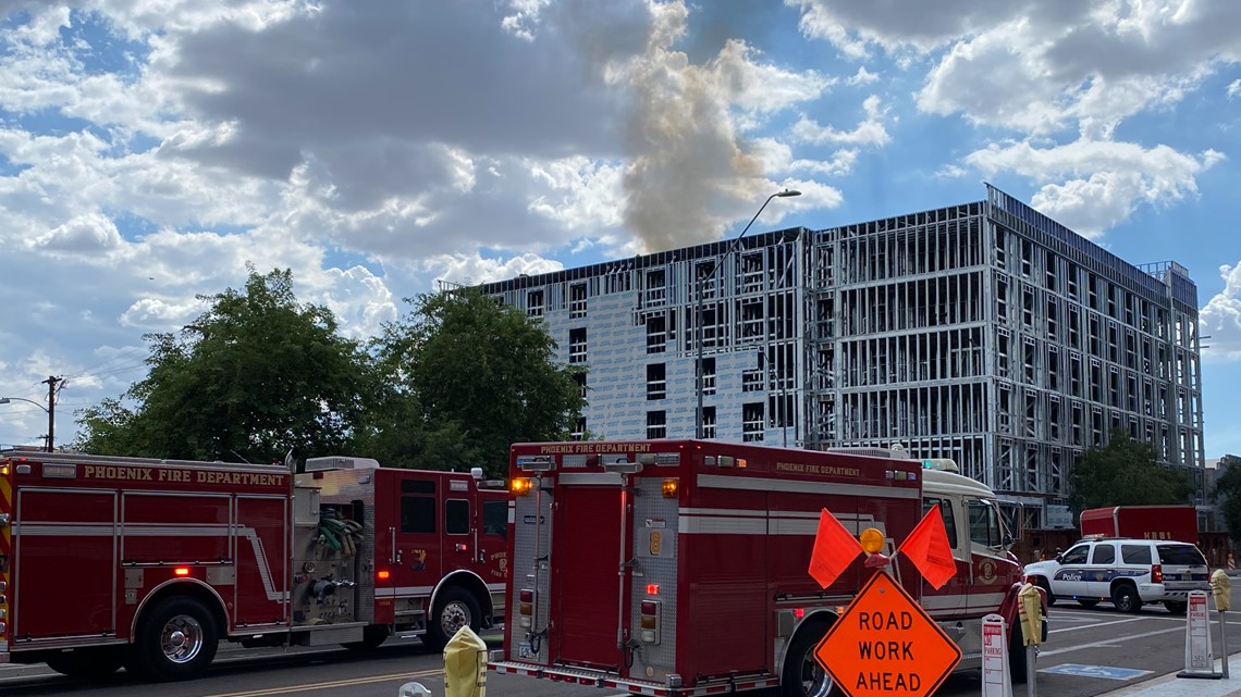 Petugas pemadam kebakaran Phoenix menanggapi api di gedung pusat kota