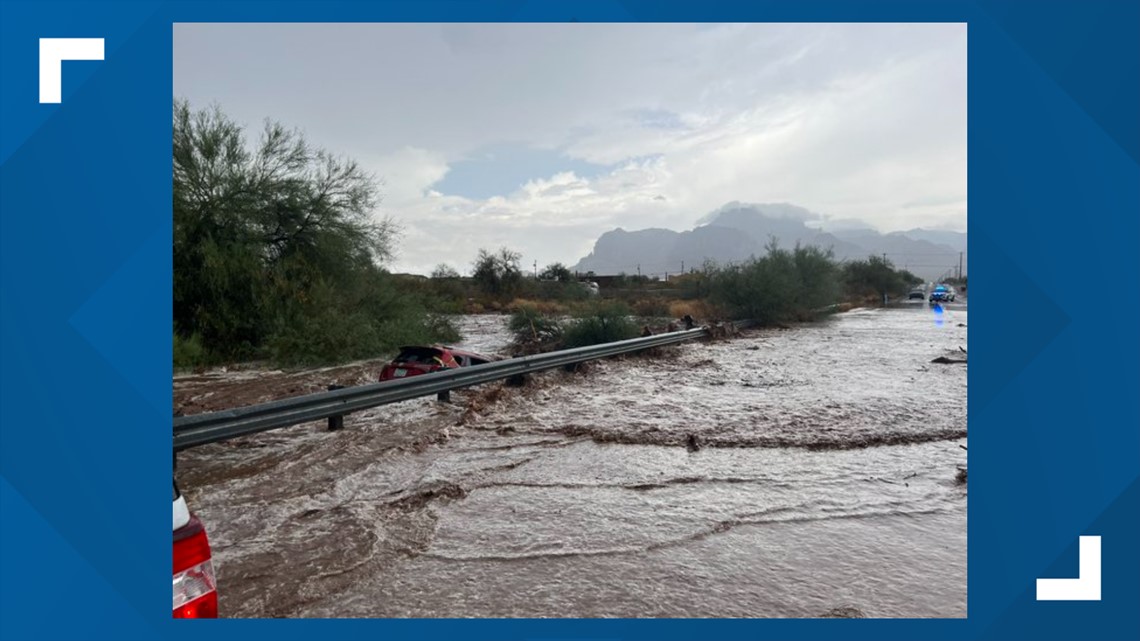 Banjir bandang memaksa penutupan jalan, penyelamatan air di Apache Junction