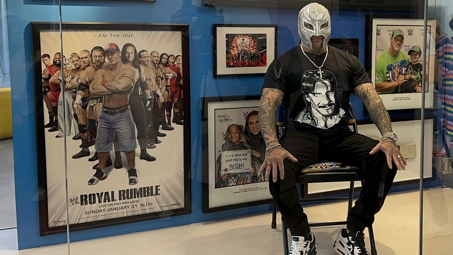 La leyenda de la WWE, Rey Mysterio visitó las oficinas de Make-A-Wish en Arizona para celebrar sus 100 deseos a diferentes niños.