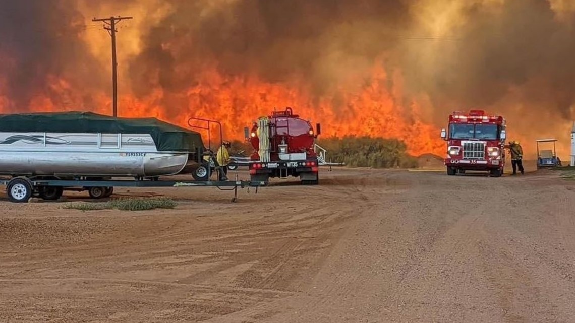 El incendio Lost Lake cerca de Parker crece y 1500 acre han ardido;  se han ordenado evacuaciones