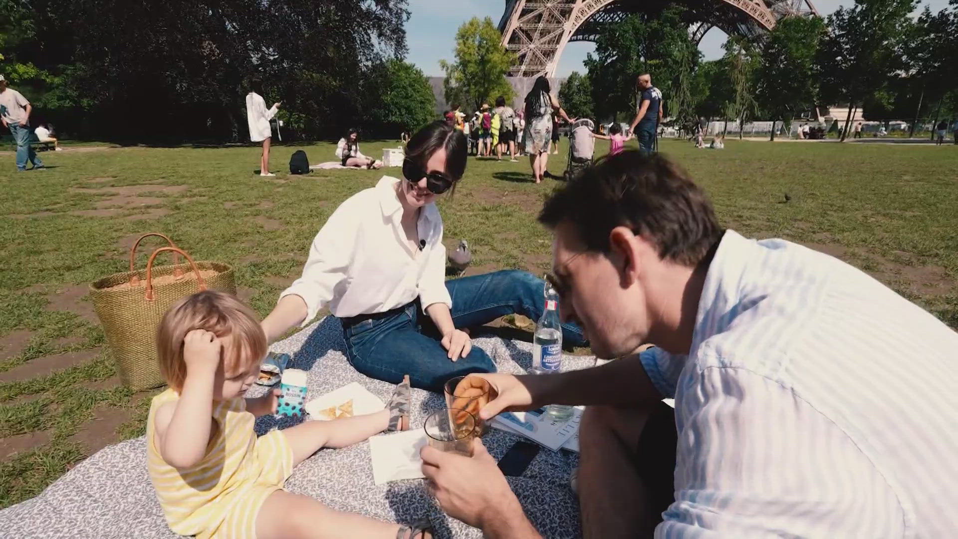 Meet the Parisian couple sharing stories with the world