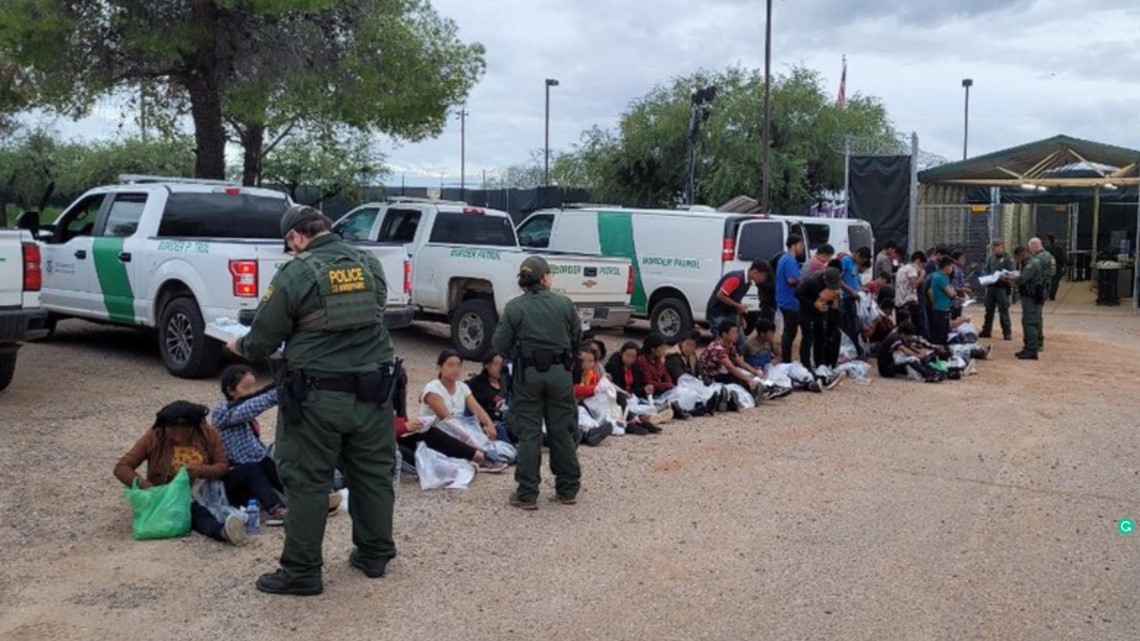 Sekelompok besar migran berhenti di perbatasan AS, Meksiko