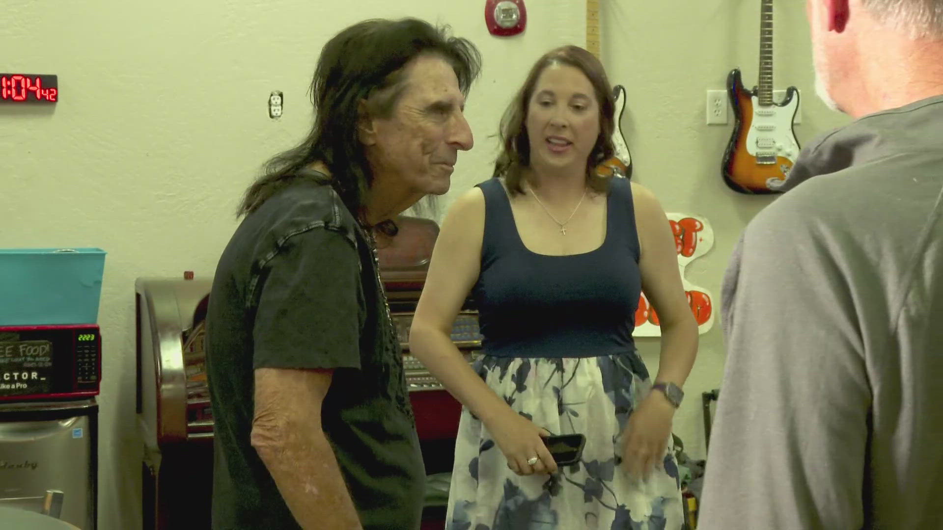 Alice Cooper thanks Arizona man who found his credit card at a