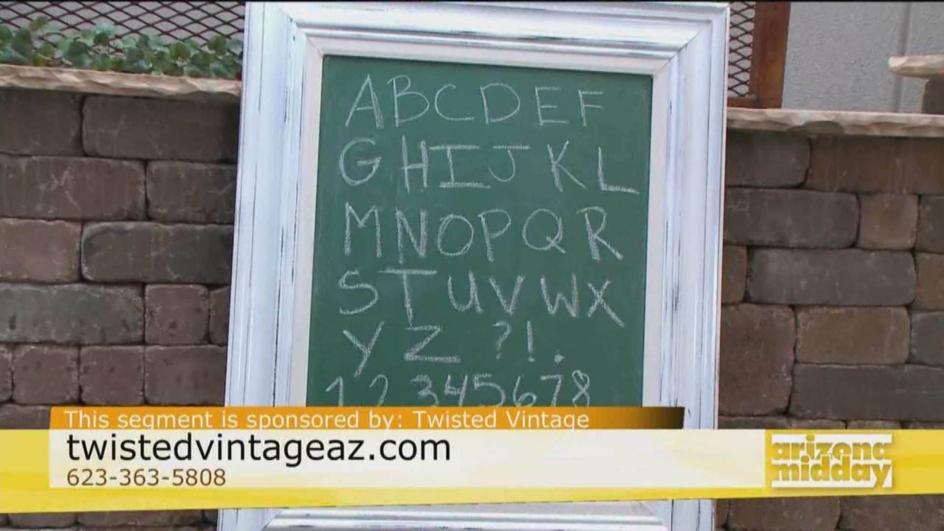Jessica Ederer from Twisted Vintage shows us how we can make cute chalkboards with a few simple items