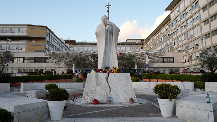 El Papa Francisco es hospitalizado debido a una infección respiratoria, dice el Vaticano