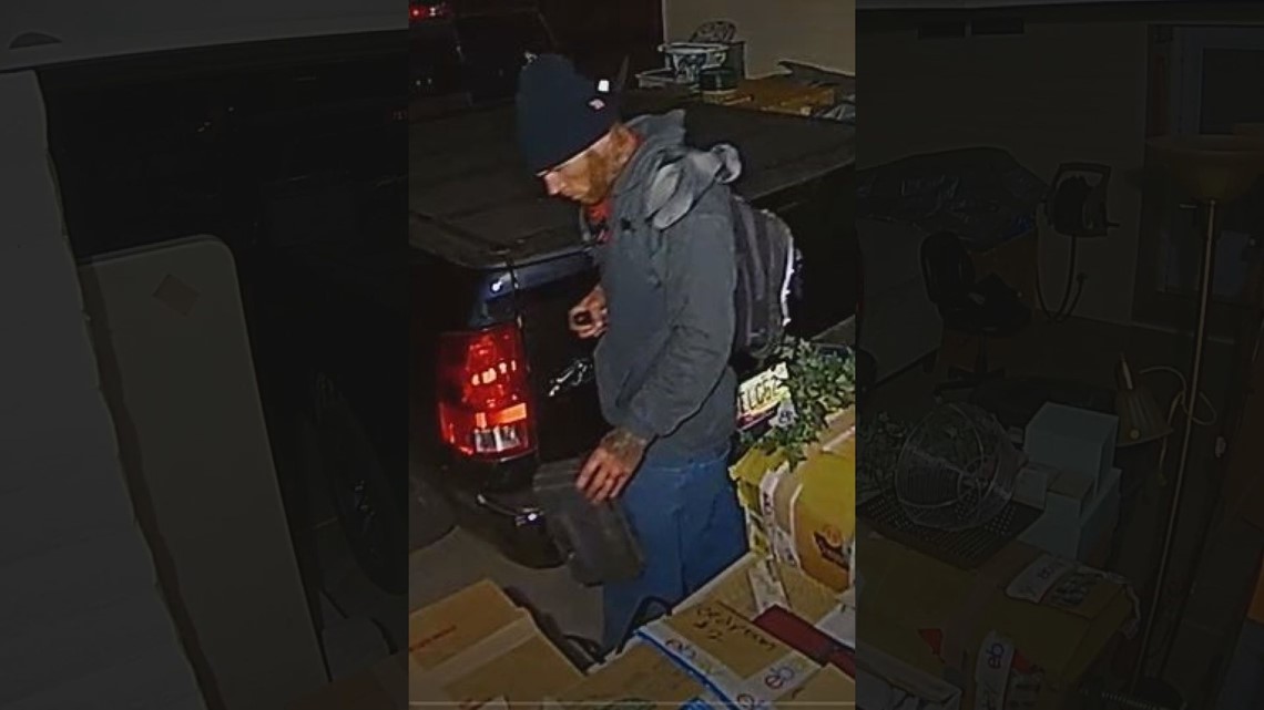 Seorang pria menghadapi pencuri dengan senjata di Mesa