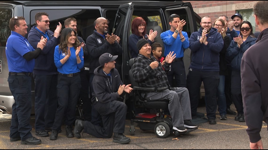 Petugas pemadam kebakaran memberikan mobil van yang dapat diakses kursi roda