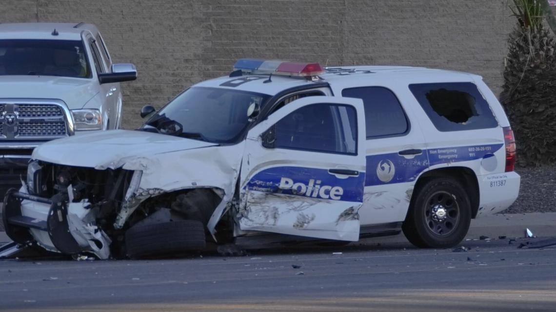 Mobil polisi Phoenix terlibat dalam kecelakaan Jumat sore