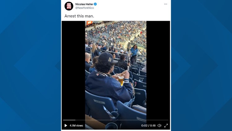 Un aficionado al béisbol es captado en video metiendo su hot dog en su cerveza