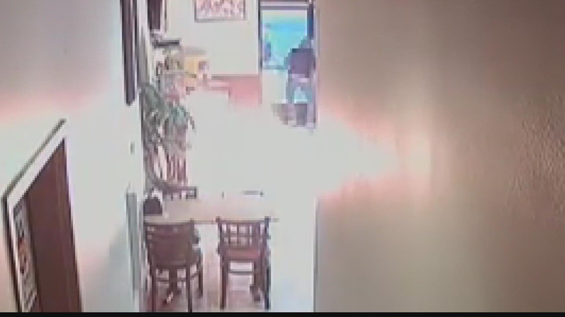 Police looking for man who set Phoenix restaurant on fire
