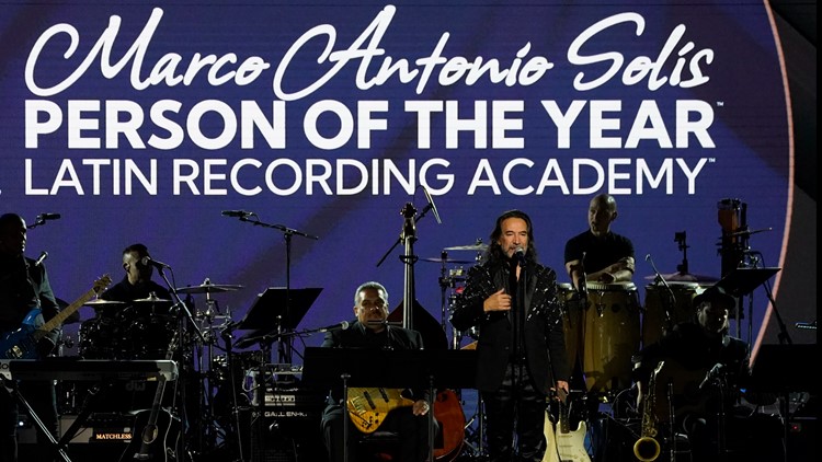 Marco Antonio Solís celebra como Persona del Año de los Latin Grammy
