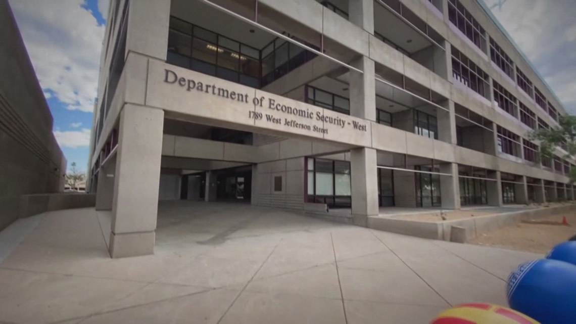 Cientos de arizonenses buscan ayuda de la agencia, ya que el estado está atrasado en los pagos de desempleo – 12News