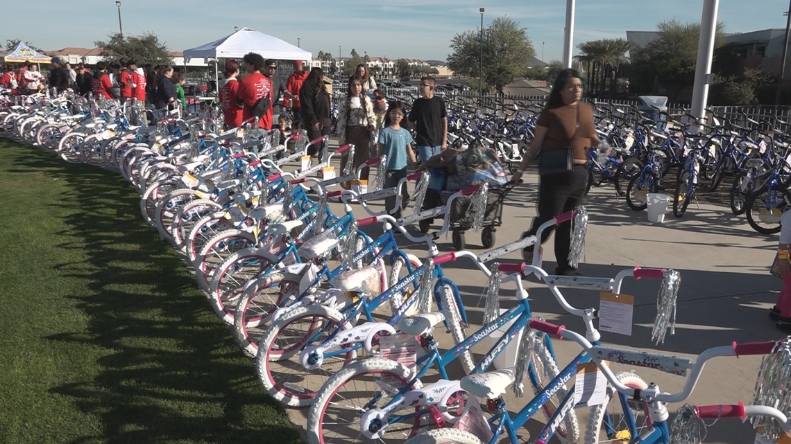 Valley families attend Peoria Day of Giving 2025