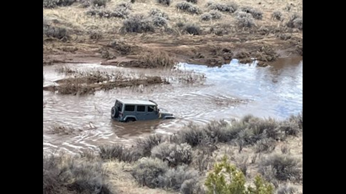 Istri meninggal, suami diselamatkan setelah Jeep hanyut di Kabupaten Navajo
