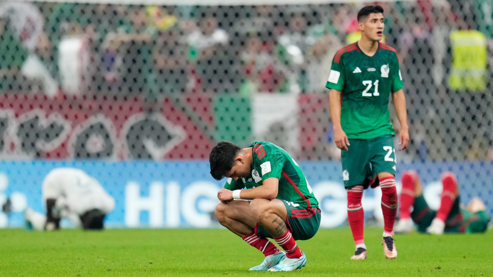 Entre reclamos y gritos de 'ratero, ratero' aficionados recibieron al 'Tata' Martino en el aeropuerto tras la derrota de México en la Copa del Mundo Qatar 2022.