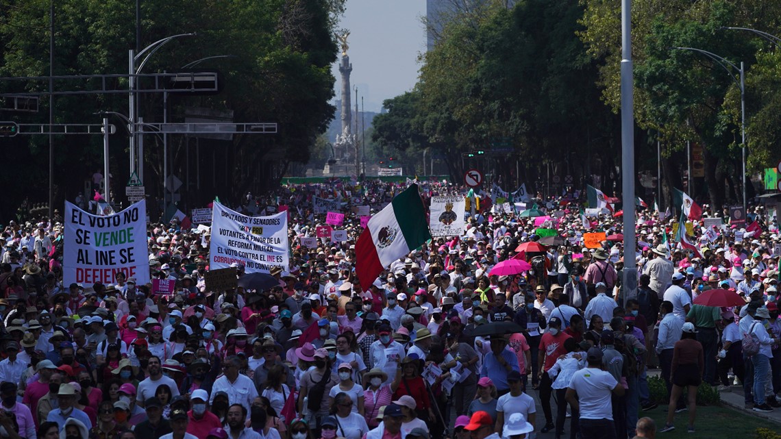 El presidente López Obrador desestima masiva protesta contra reforma elektoral