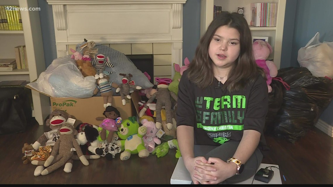 Gadis praremaja mengumpulkan boneka binatang untuk anak-anak yang membutuhkan