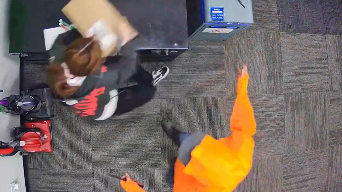 Video captures robber armed with knife assaulting employee of Glendale store