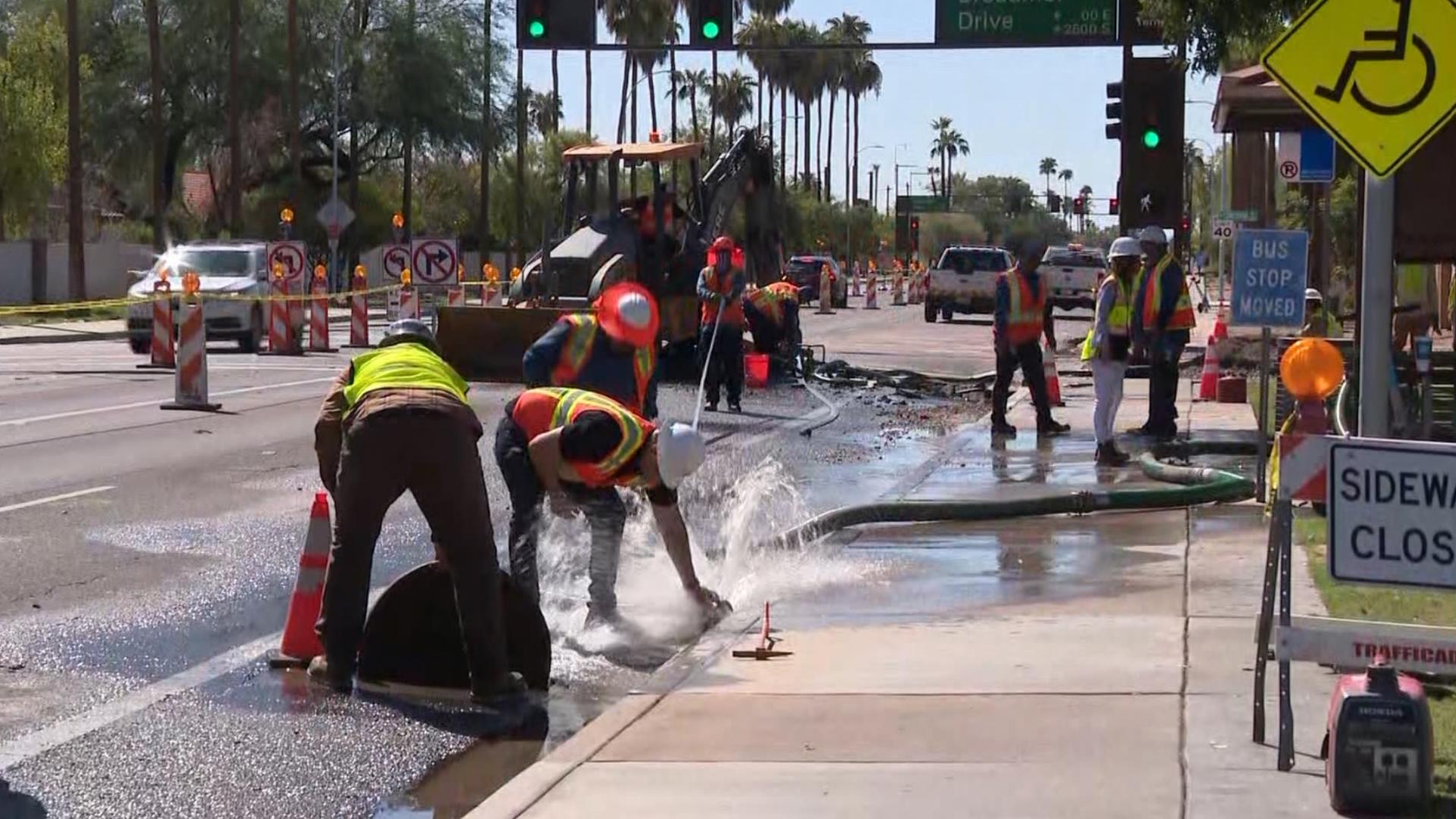 Water main break floods East Valley apartment complex | 12news.com