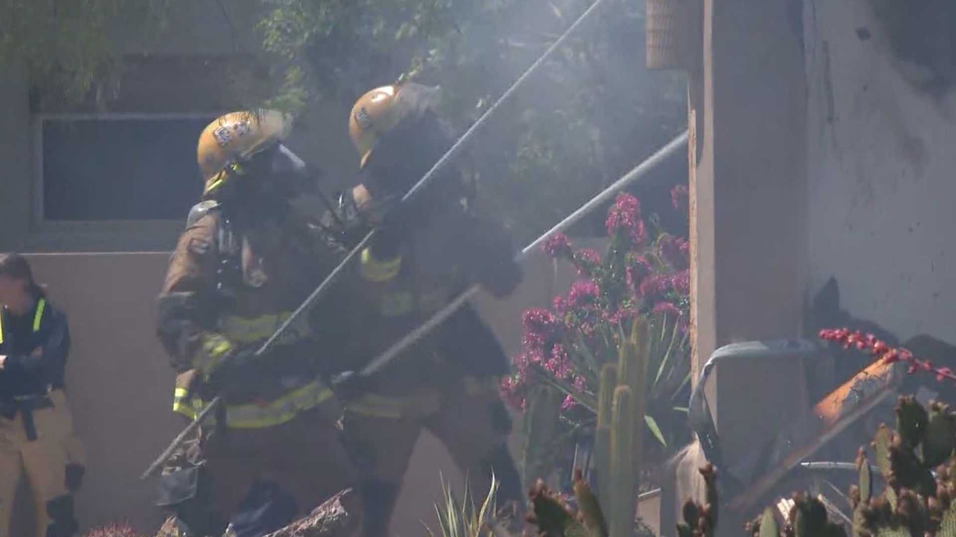 Trapped firefighter safely escapes Phoenix house fire 12news