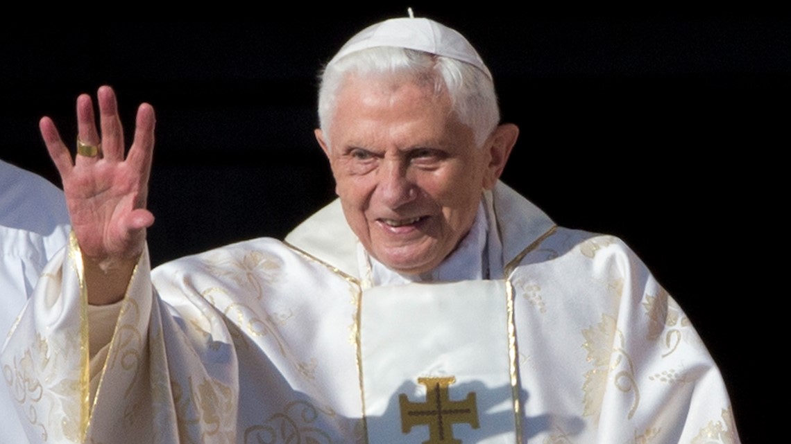 Benedicto XVI se encuentra estable pero delicado de salud