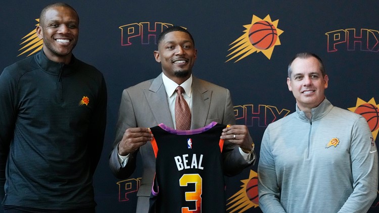 Bradley Beal's first look at his new jersey 🤩 [SWIPE] (via @suns