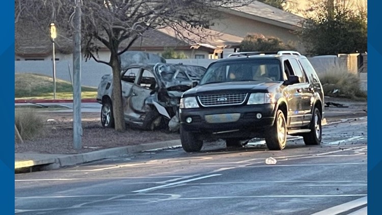 Una persecución de la policía de Phoenix termina en un choque automovilístico e incendio