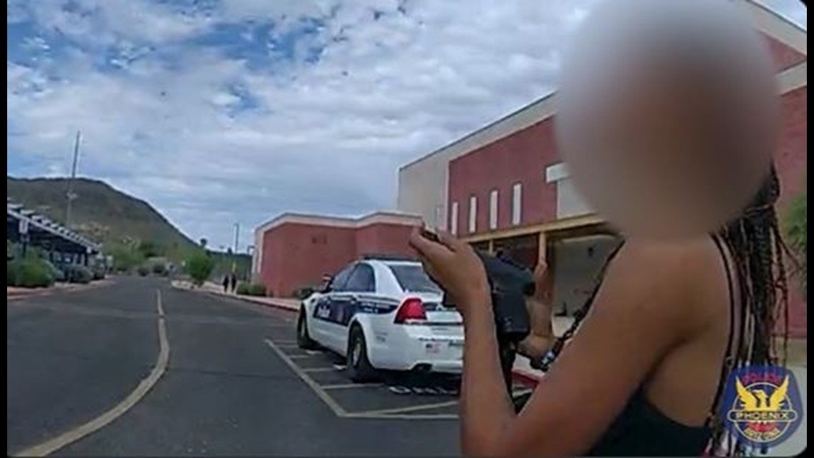 Orang tua mengeluarkan pistol di sekolah dasar Phoenix, kata polisi