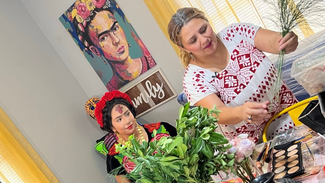 Madre e hija viven su cultura y tradiciones mexicanas por medio de una transformación