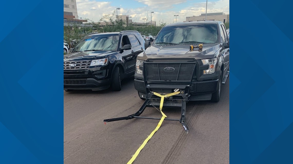 Polisi Mesa menangkap tersangka dengan menembakkan jaring ke mobil
