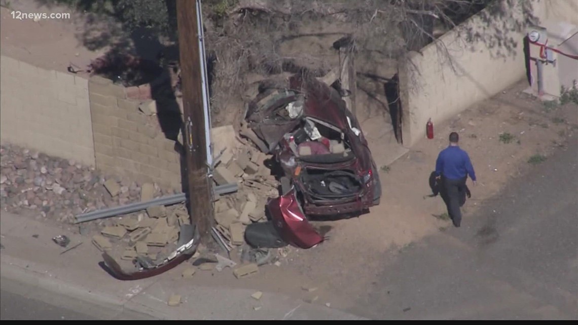 Crash leaves 2 dead, 1 hurt in north Phoenix | 12news.com