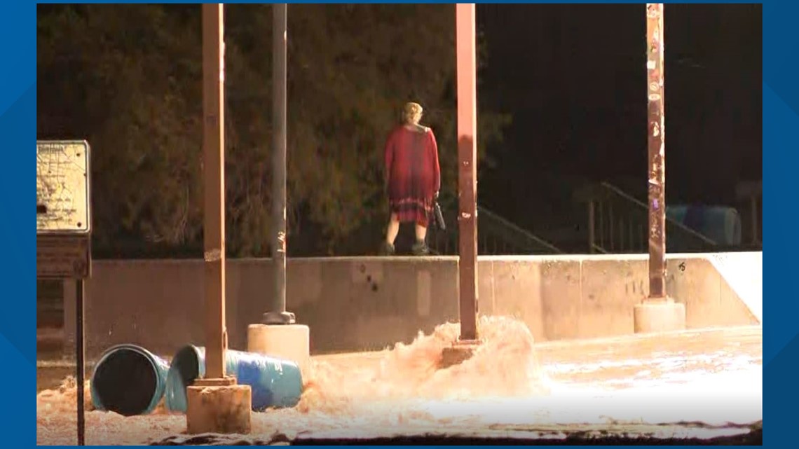 Kru menyelamatkan wanita dari banjir di taman Arizona