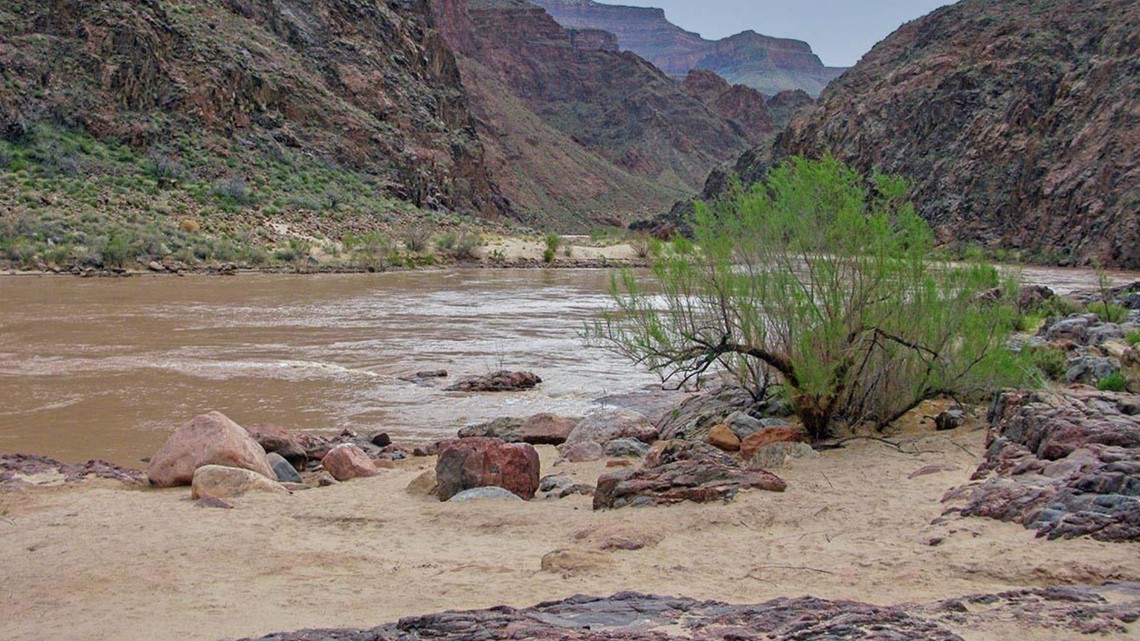 Wanita tenggelam di Sungai Colorado