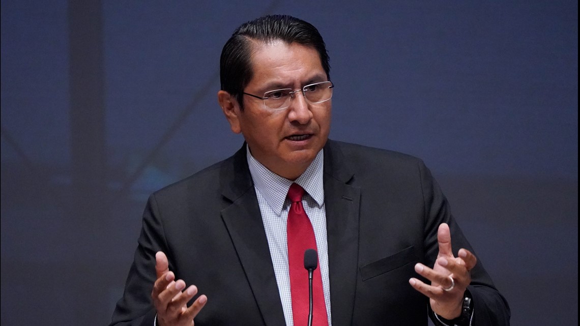 Presiden Navajo Jonathan Nez memimpin dalam pemilihan utama suku