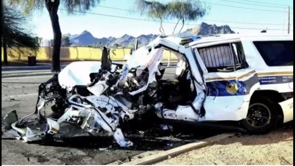 Petugas polisi Phoenix yang selamat dari kecelakaan mobil yang mendekat kembali bekerja