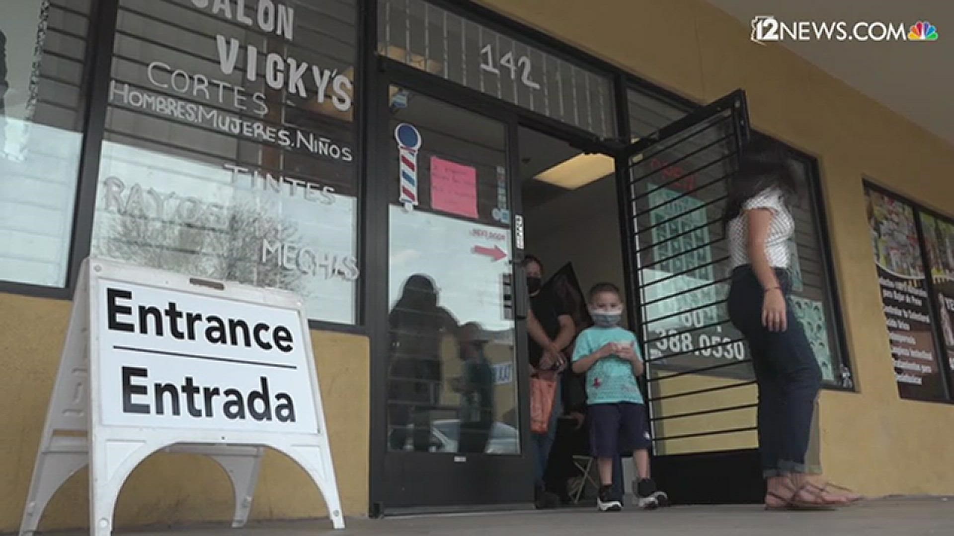 Un salón de belleza cerró sus puertas por un día para ayudar a que aumenten las cifran de vacunados en la comunidad hispana.